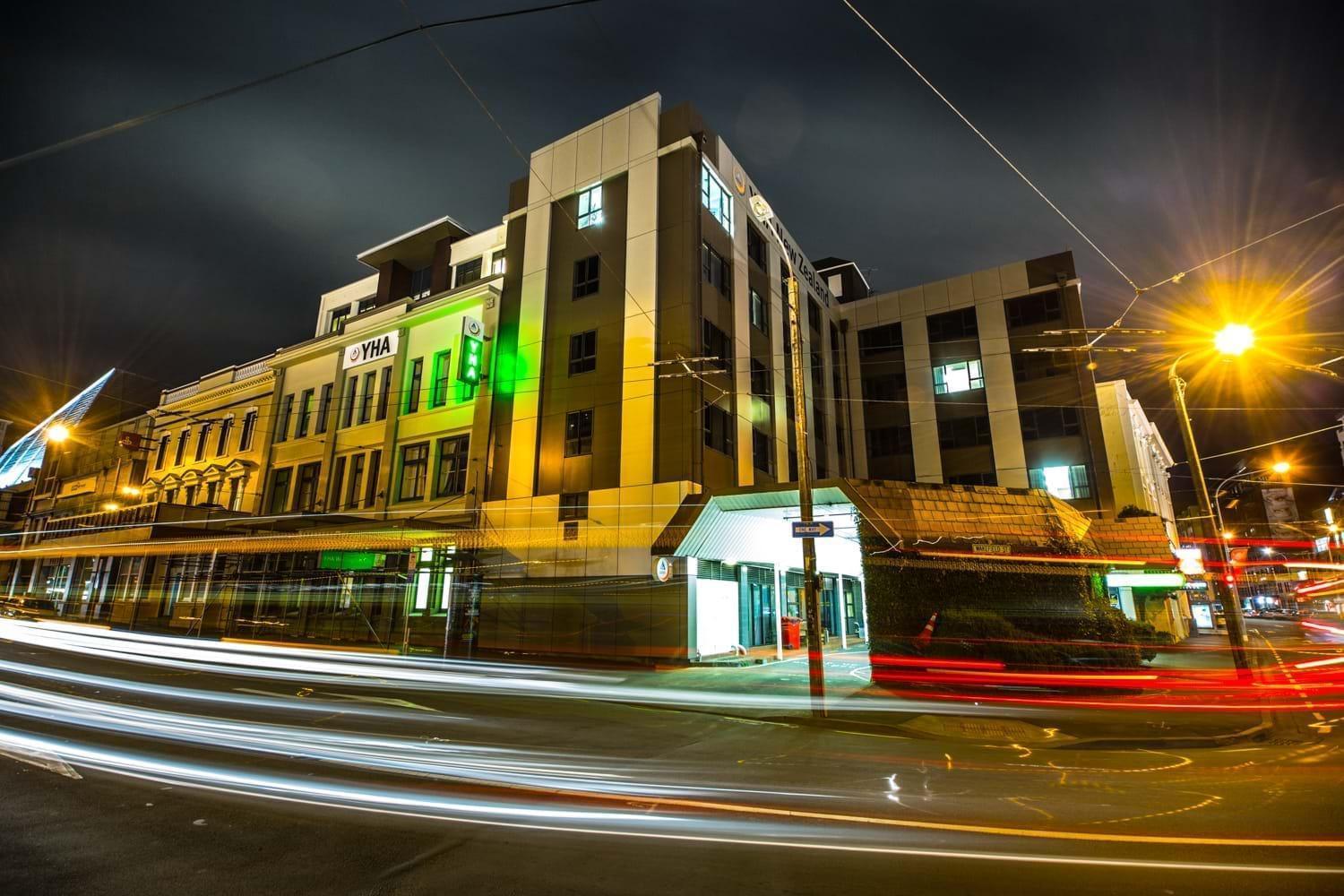 Haka House Wellington Hostel Екстериор снимка The hotel at night