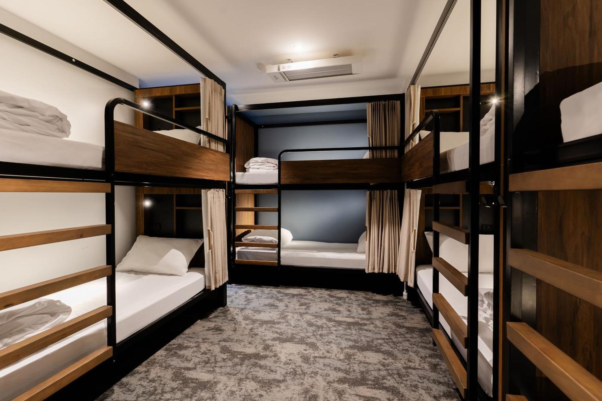 Haka House Wellington Hostel Екстериор снимка A typical capsule hotel room