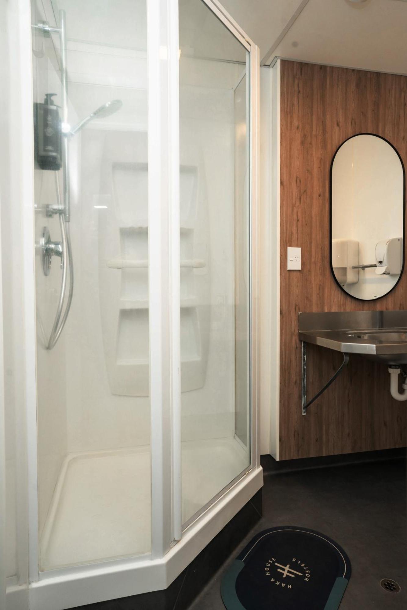 Haka House Wellington Hostel Екстериор снимка A shower cubicle
