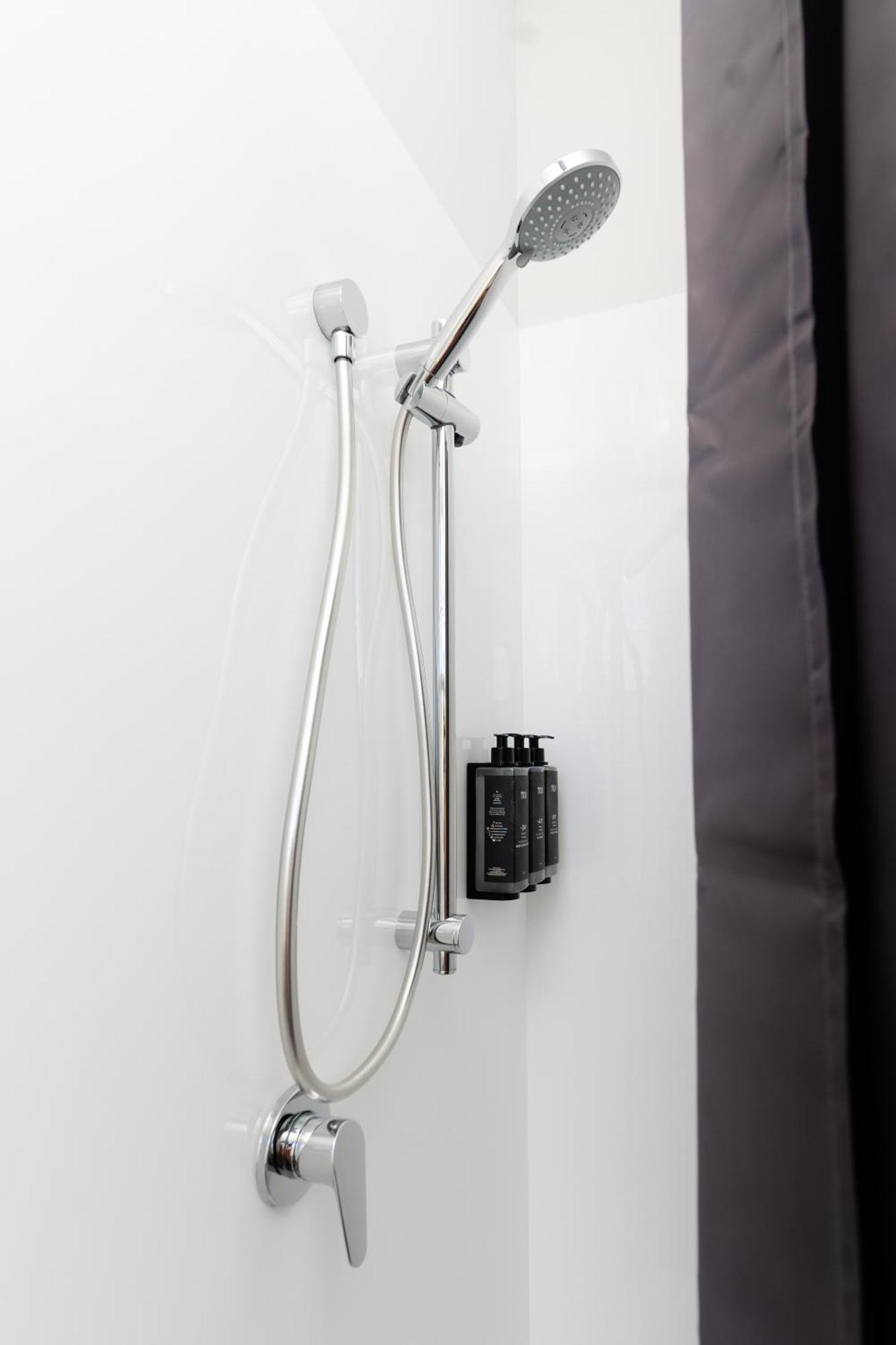 Haka House Wellington Hostel Екстериор снимка Shower rail