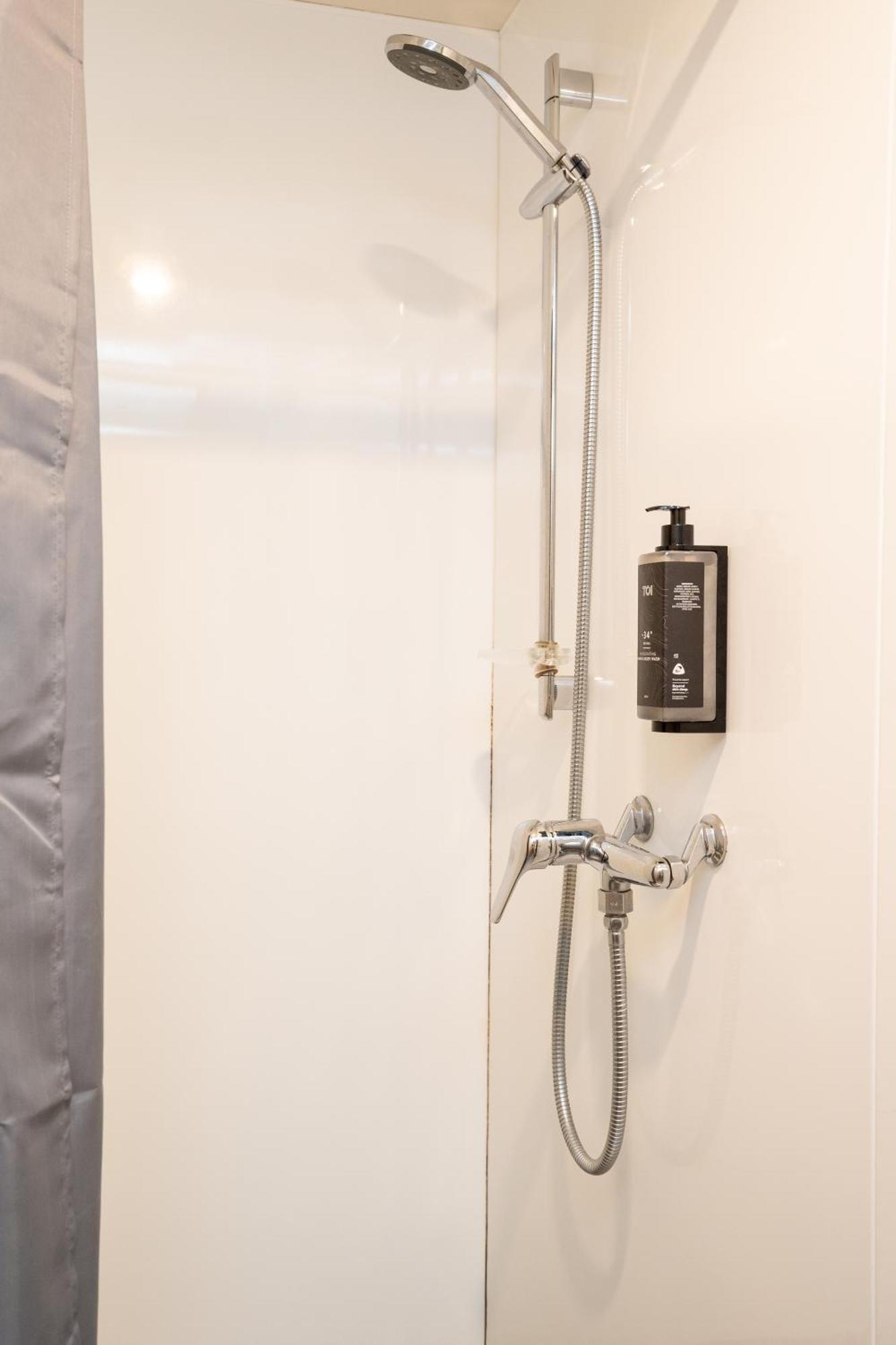 Haka House Wellington Hostel Екстериор снимка Shower gel dispenser
