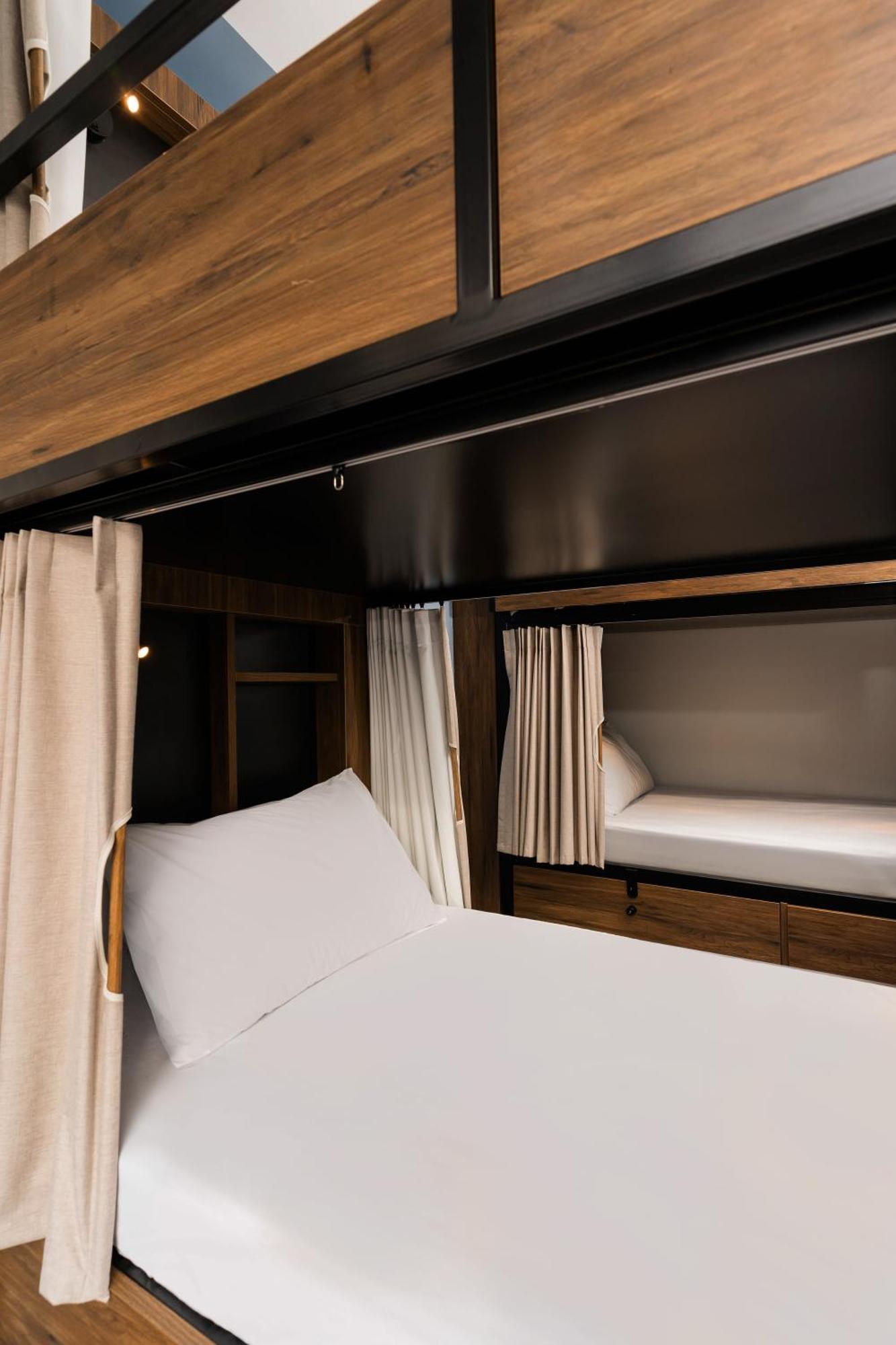 Haka House Wellington Hostel Екстериор снимка A bunk bed in a capsule hotel