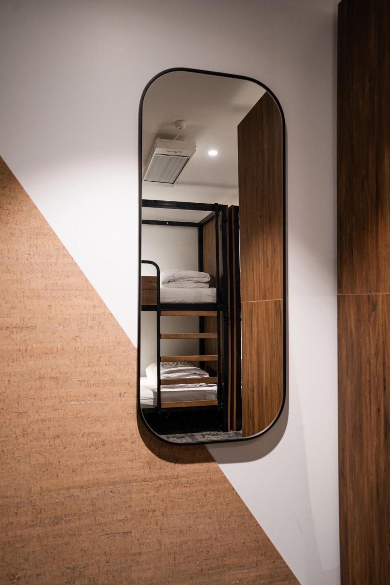 Haka House Wellington Hostel Екстериор снимка A capsule hotel in Tokyo