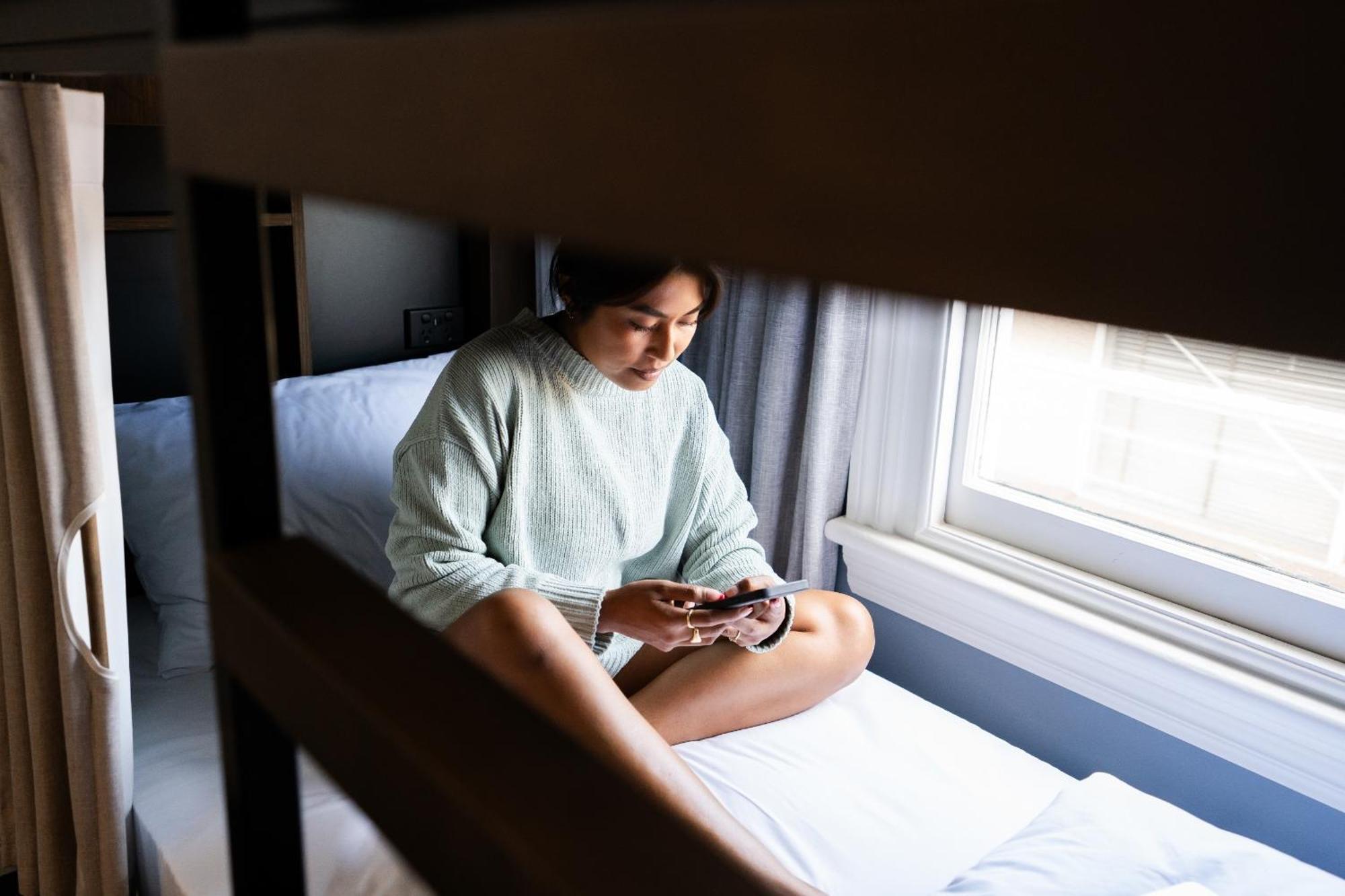 Haka House Wellington Hostel Екстериор снимка A woman sitting on a bunk bed