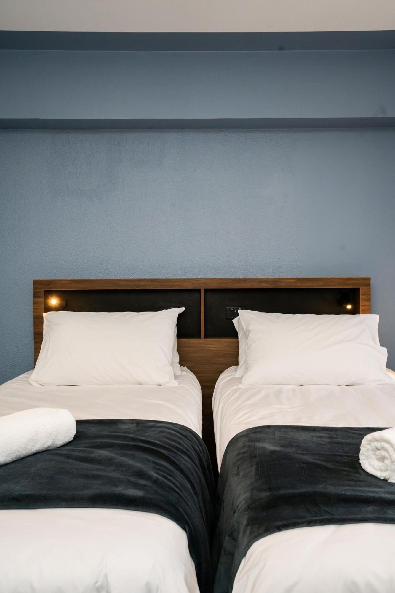 Haka House Wellington Hostel Стая снимка A bed with two pillows