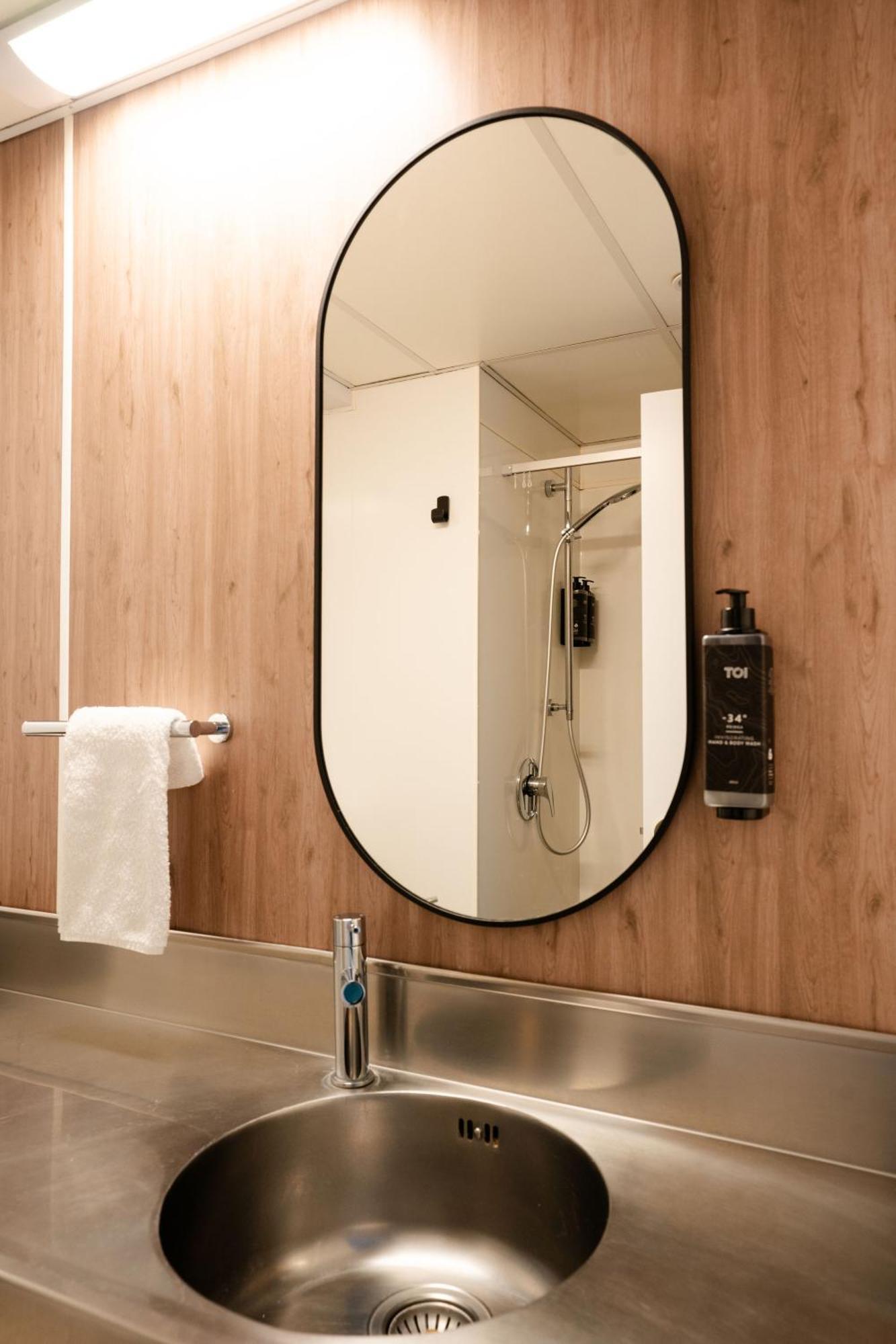 Haka House Wellington Hostel Екстериор снимка A shower in a hotel room