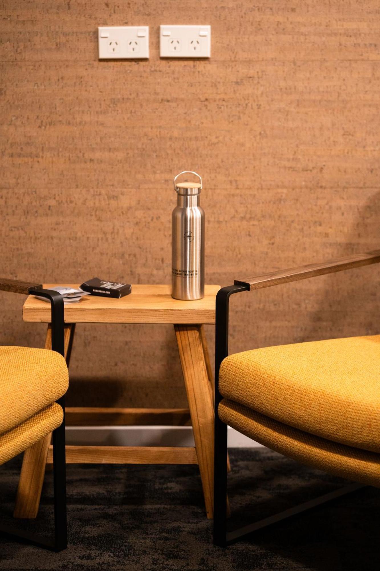 Haka House Wellington Hostel Екстериор снимка A stainless steel water bottle