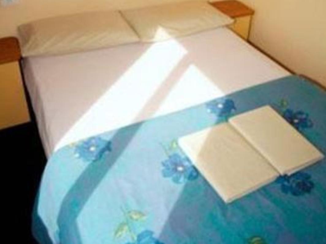 Haka House Wellington Hostel Екстериор снимка A bed with a duvet