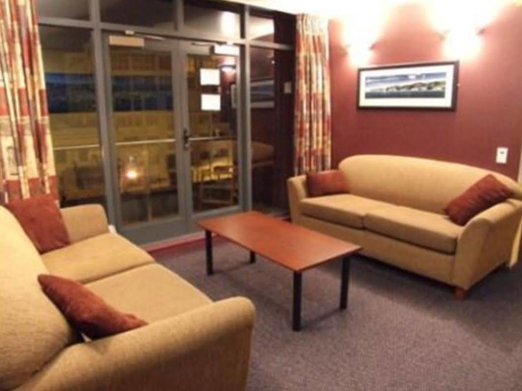 Haka House Wellington Hostel Екстериор снимка The lounge at the airport